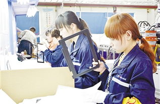 位于漯河市的河南源德福(聯(lián)想)科技產(chǎn)業(yè)園總投資12億元,主要產(chǎn)品為筆記本電腦精密零部件,產(chǎn)品銷往聯(lián)想集團(tuán)全球供應(yīng)鏈。目前,該產(chǎn)業(yè)園模具、注塑、五金沖壓、陽極盒、噴涂等7個(gè)車間相繼投入生產(chǎn),今年前三個(gè)月實(shí)現(xiàn)產(chǎn)值1.2億元。圖為日前該產(chǎn)業(yè)園工人正在生產(chǎn)筆記本?